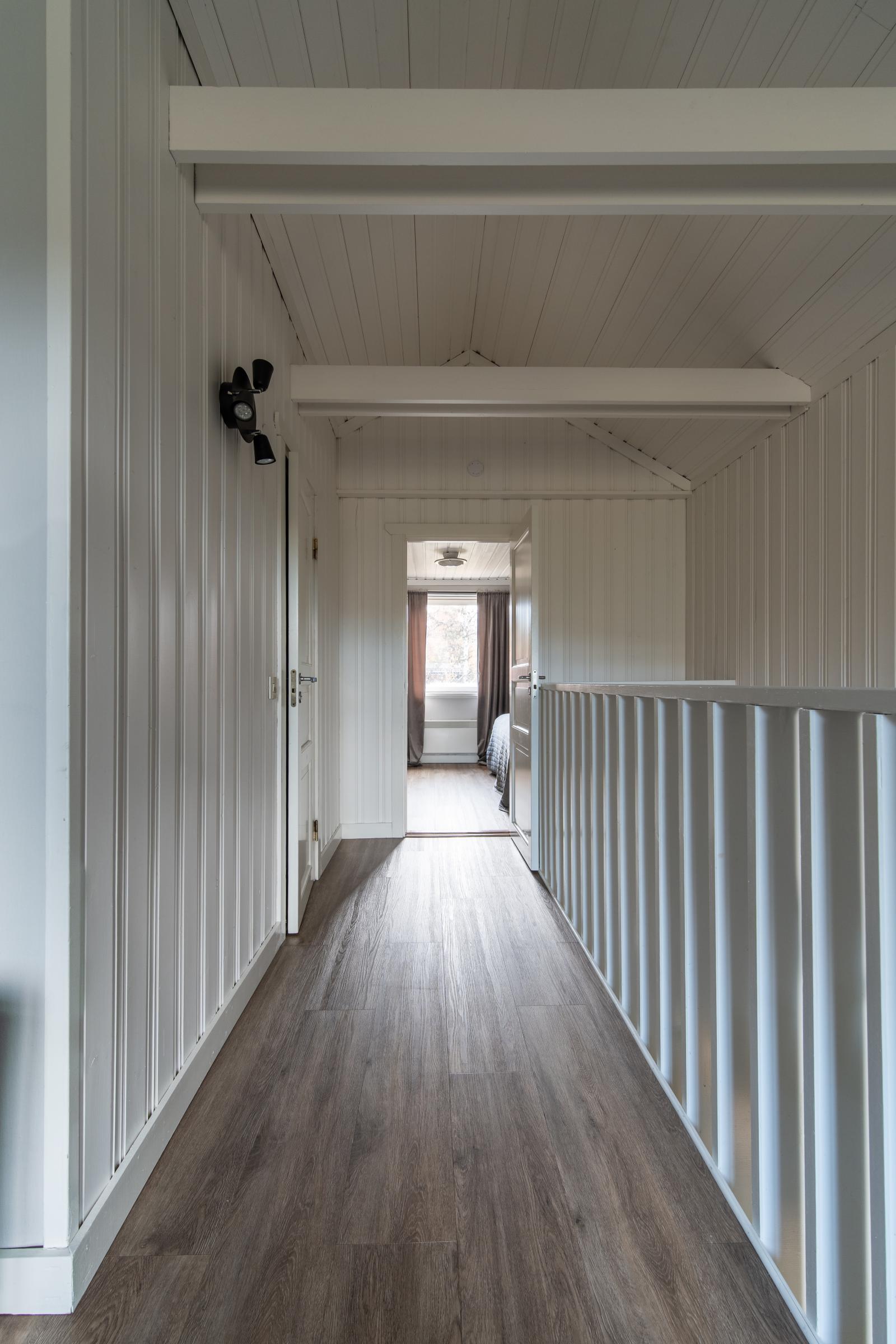 Hall övre planet, mot sovrum 3