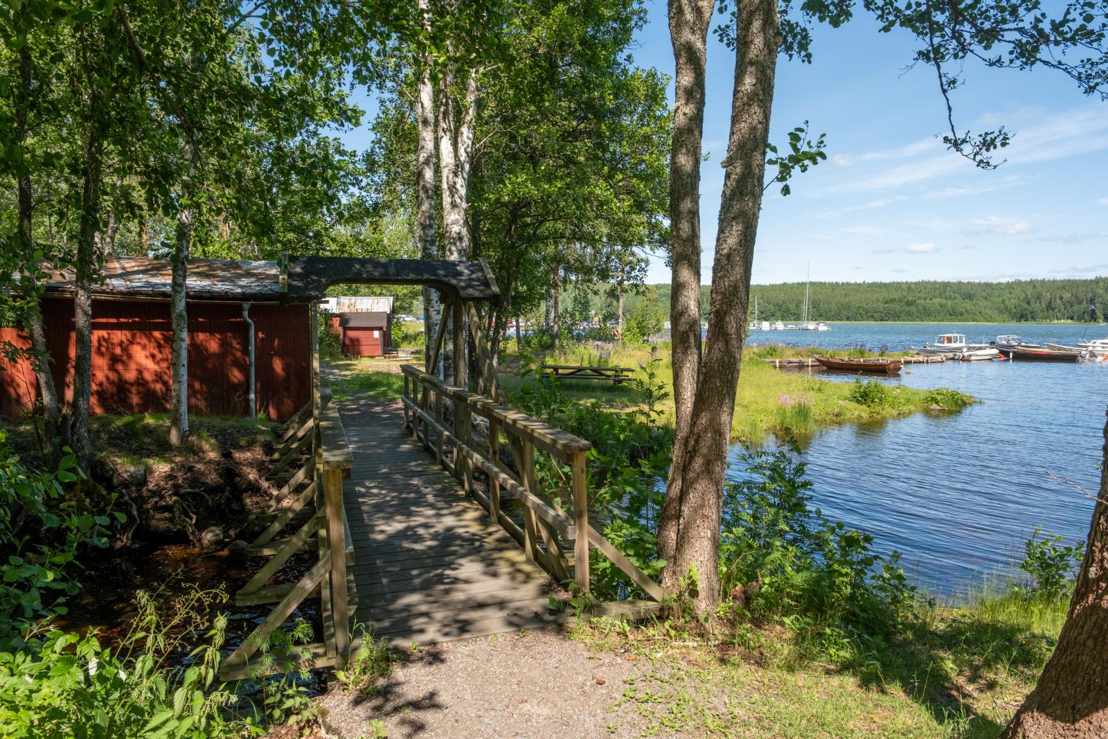 Hamnen intill