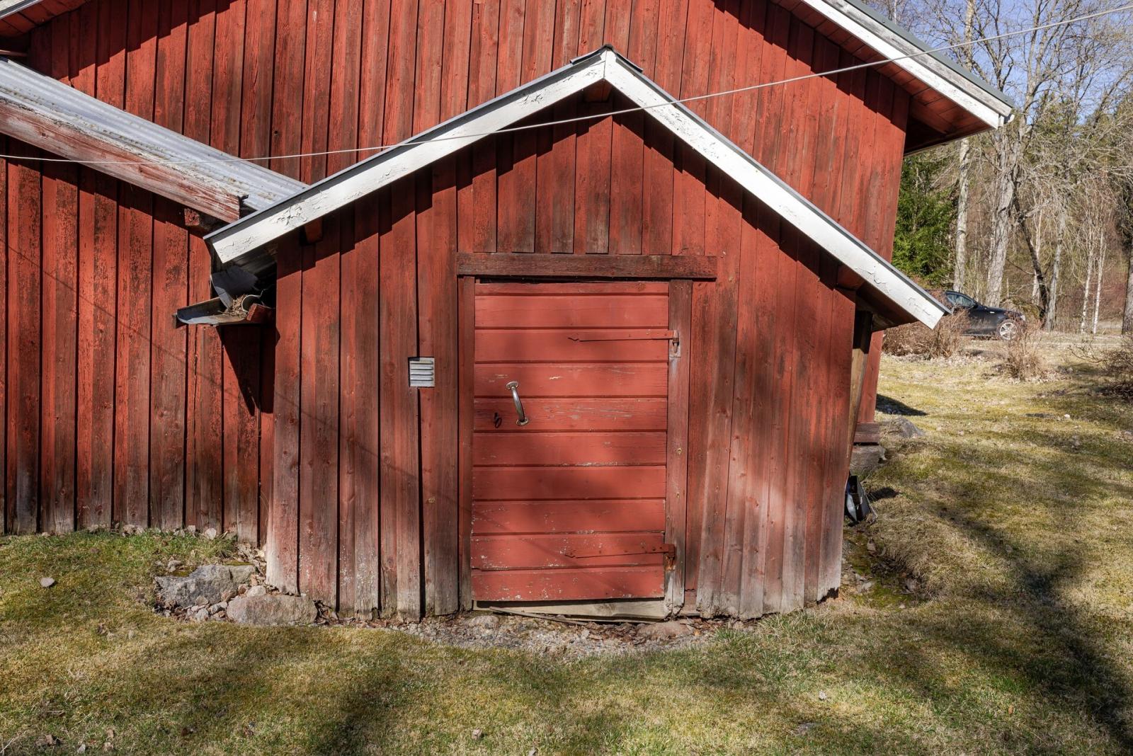 Uthus med jordkällare (ej i bruk) 