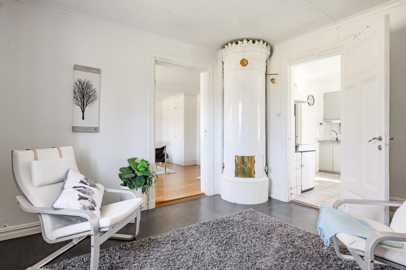 Sovrum entréplan med kakelugn