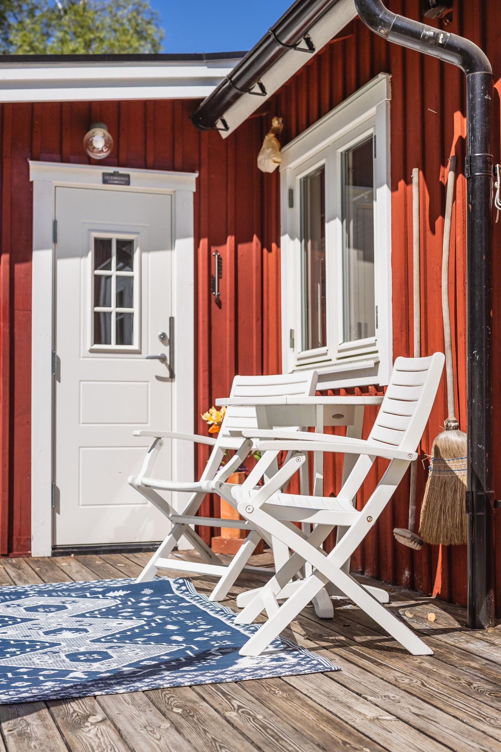 På verandan vid entrén