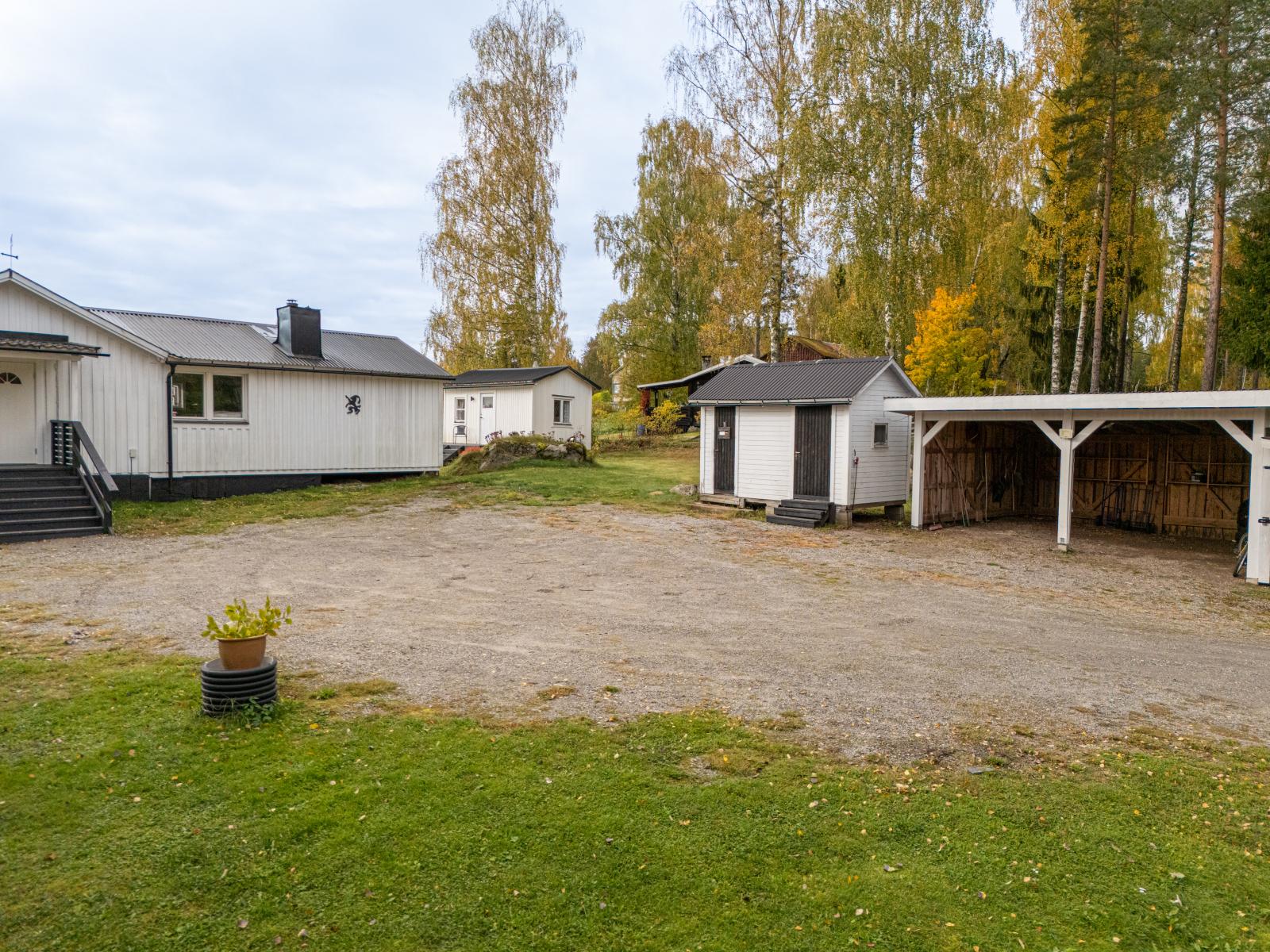 Gäststugan, Utedass och förråd samt carport