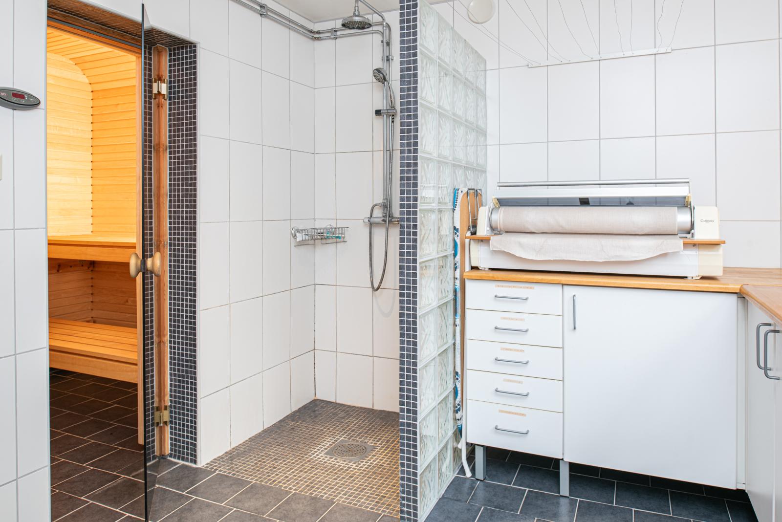 Badrum/tvättstuga/bastu