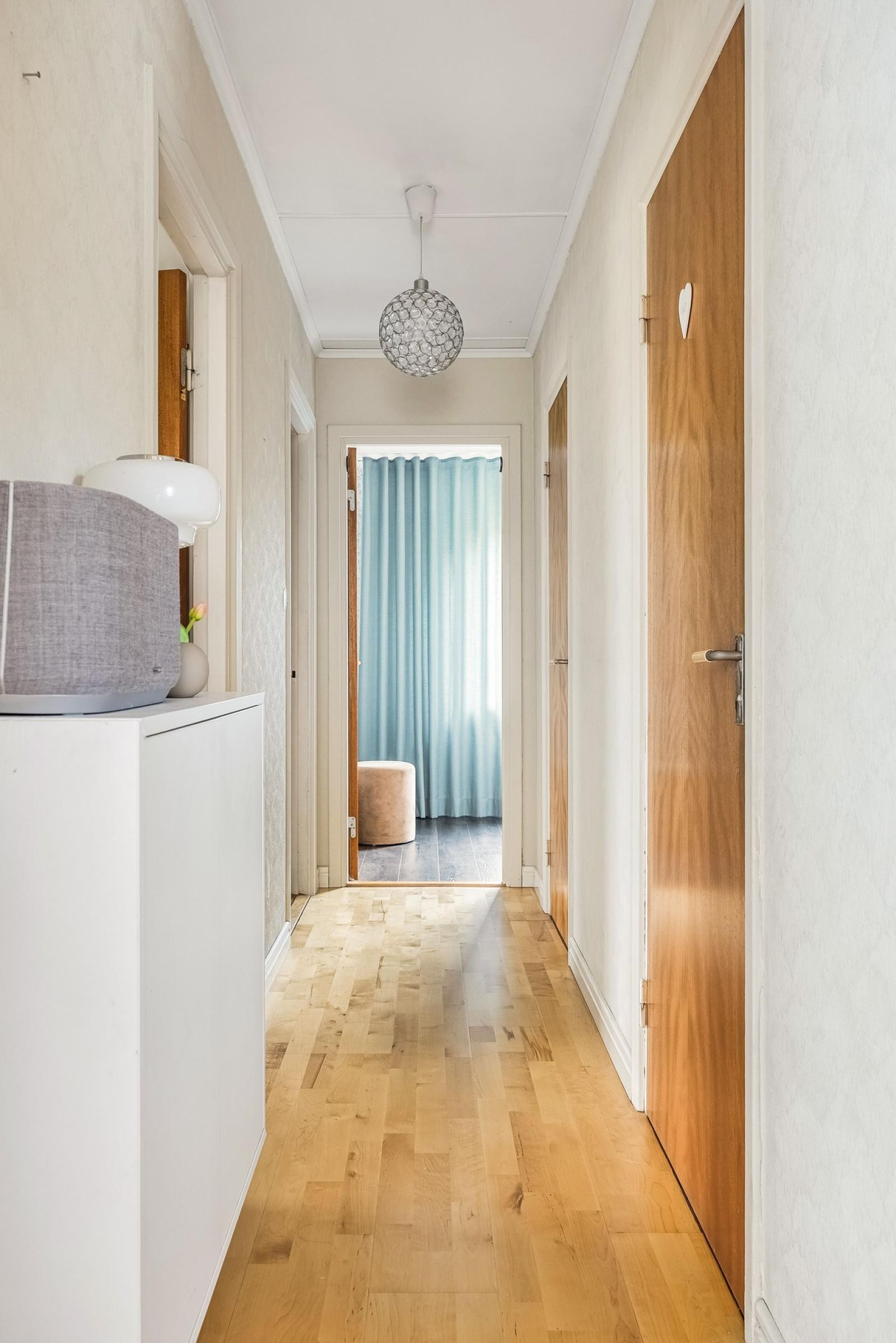 Vy från hall mot sovrum och badrummet
