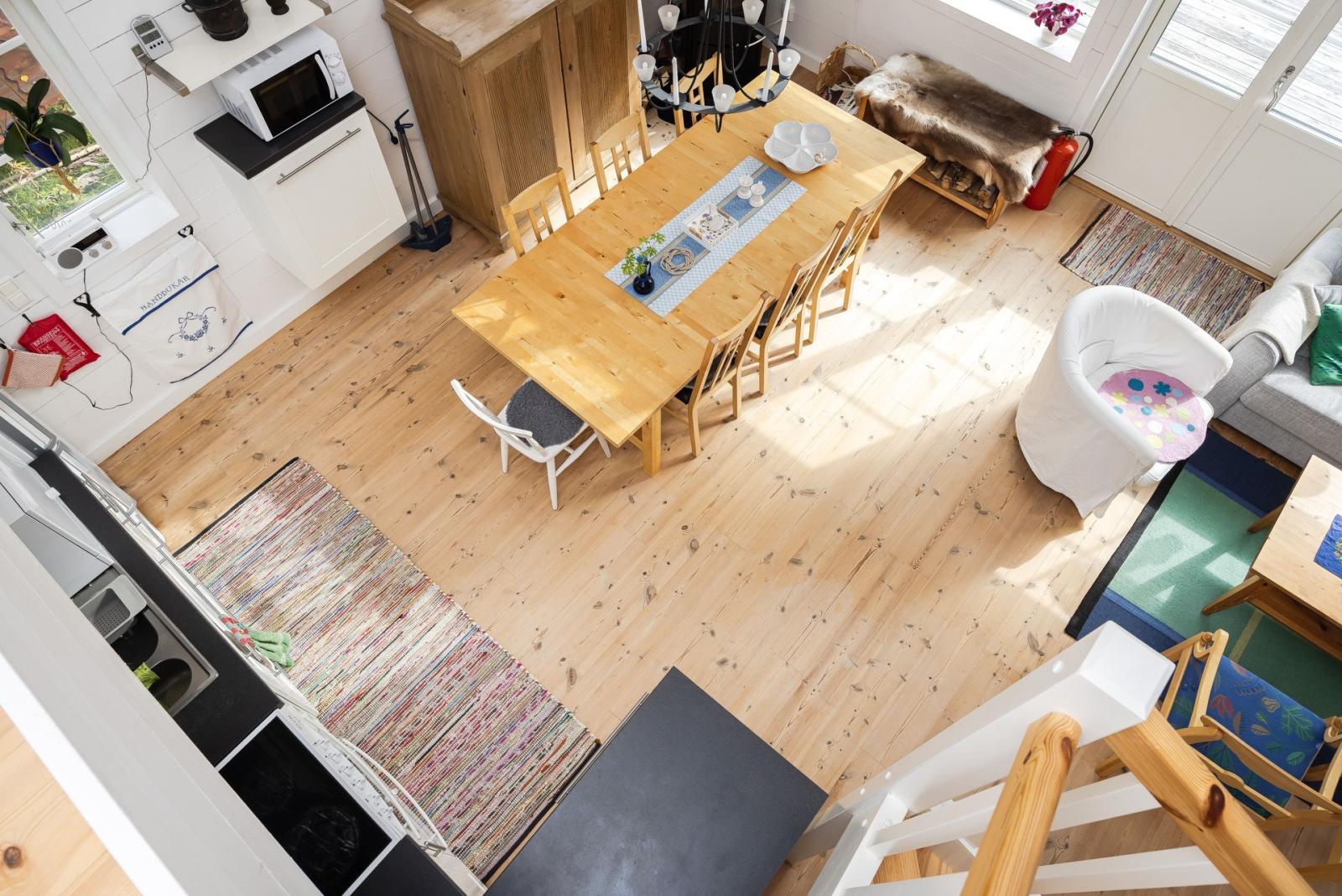 Vy från loft mot kök och vardagsrum