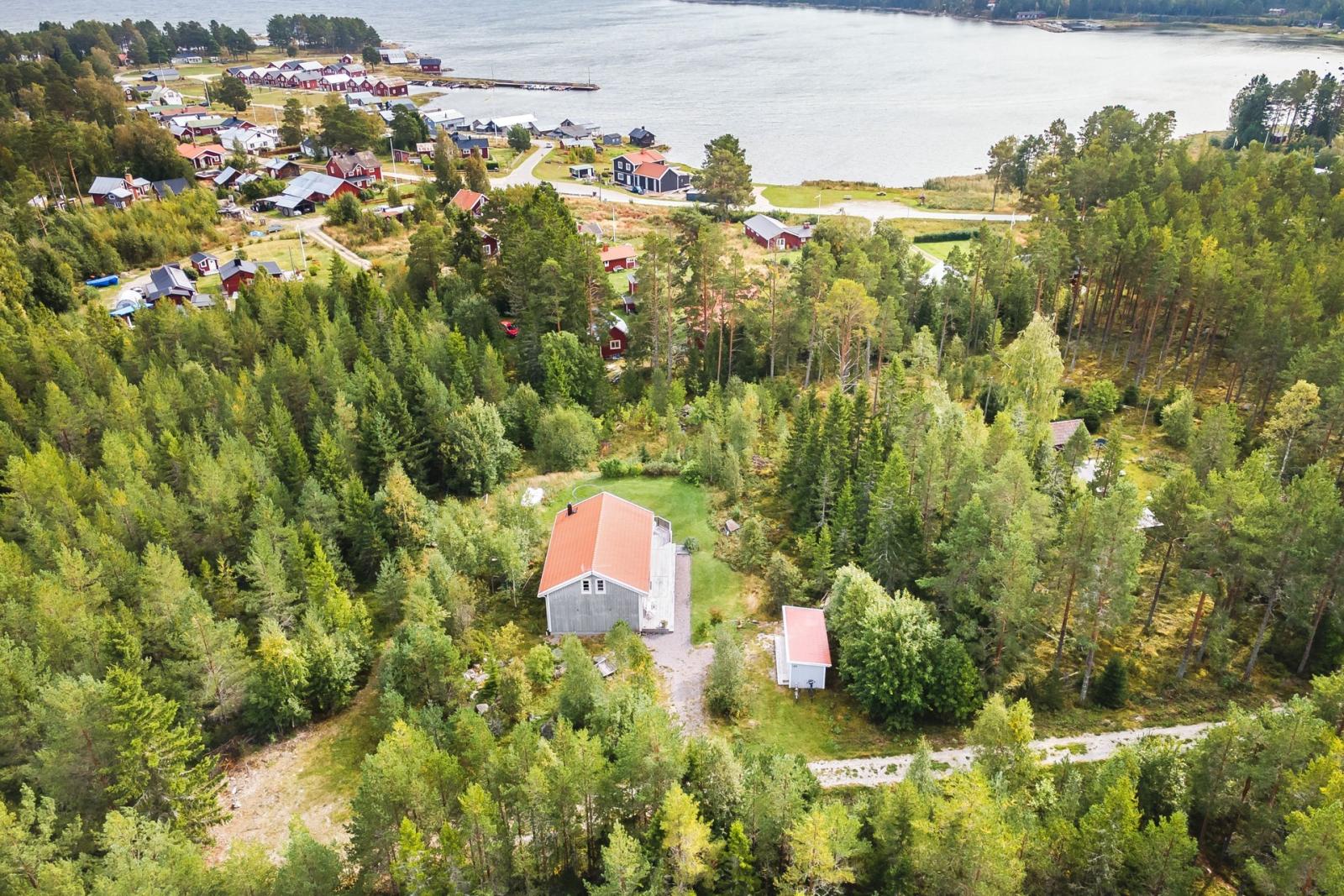  Drönarbild med huset i centrum
