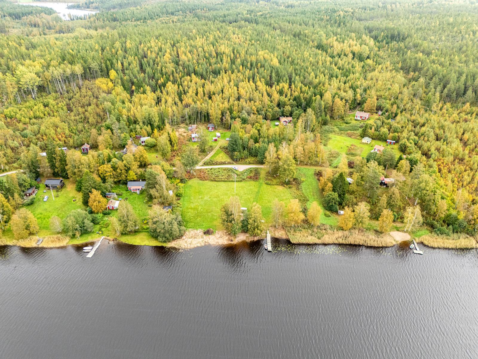 Flygfoto över området och fjärden