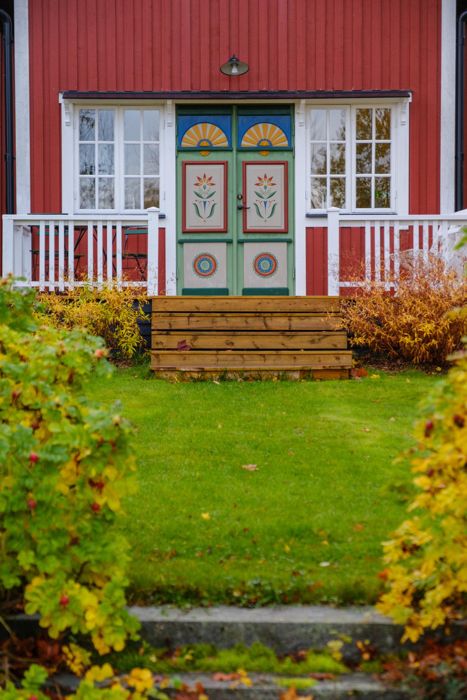 Entré glasveranda med vackert målade pardörrar