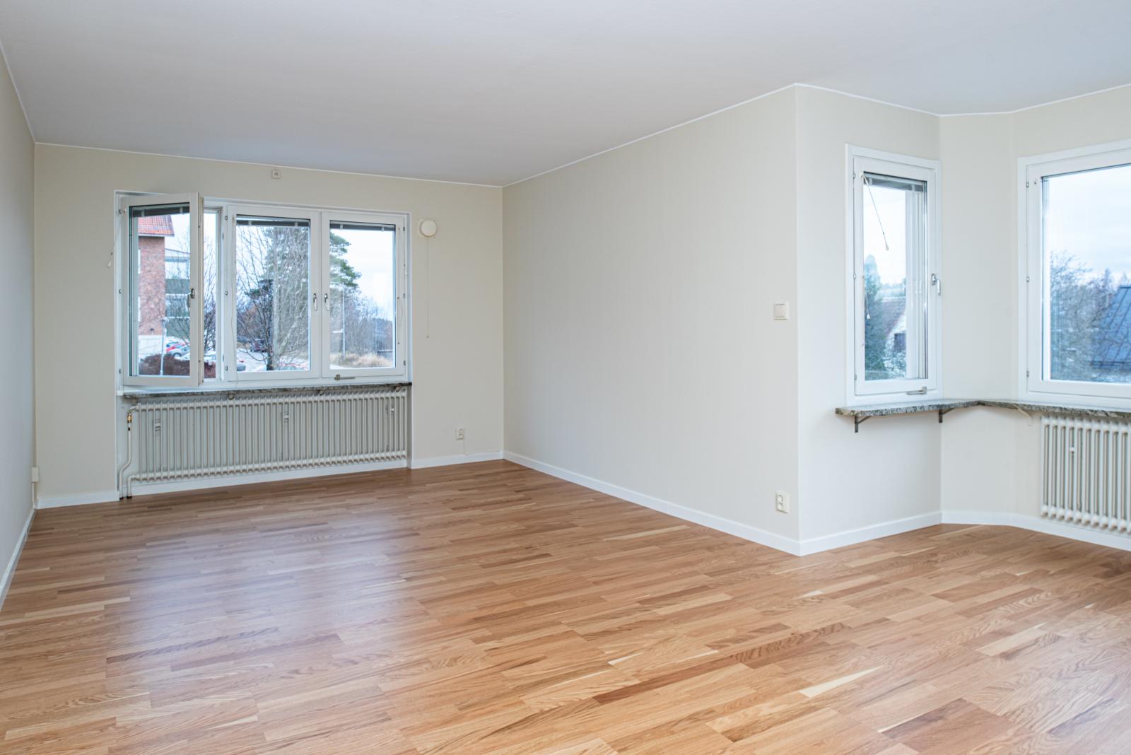 Allrum med burspråk och utgång till balkong