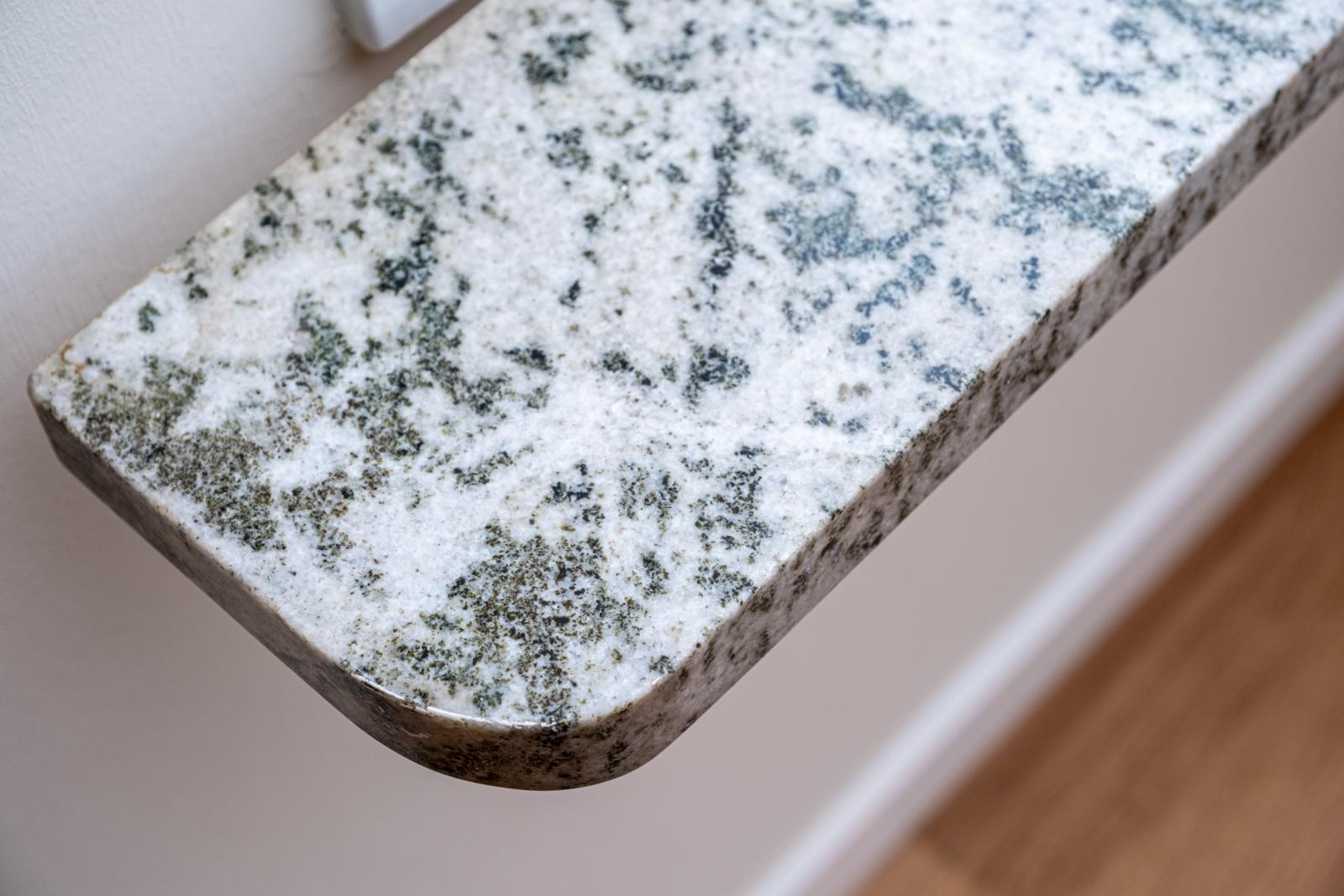 Stenskivor i fönster