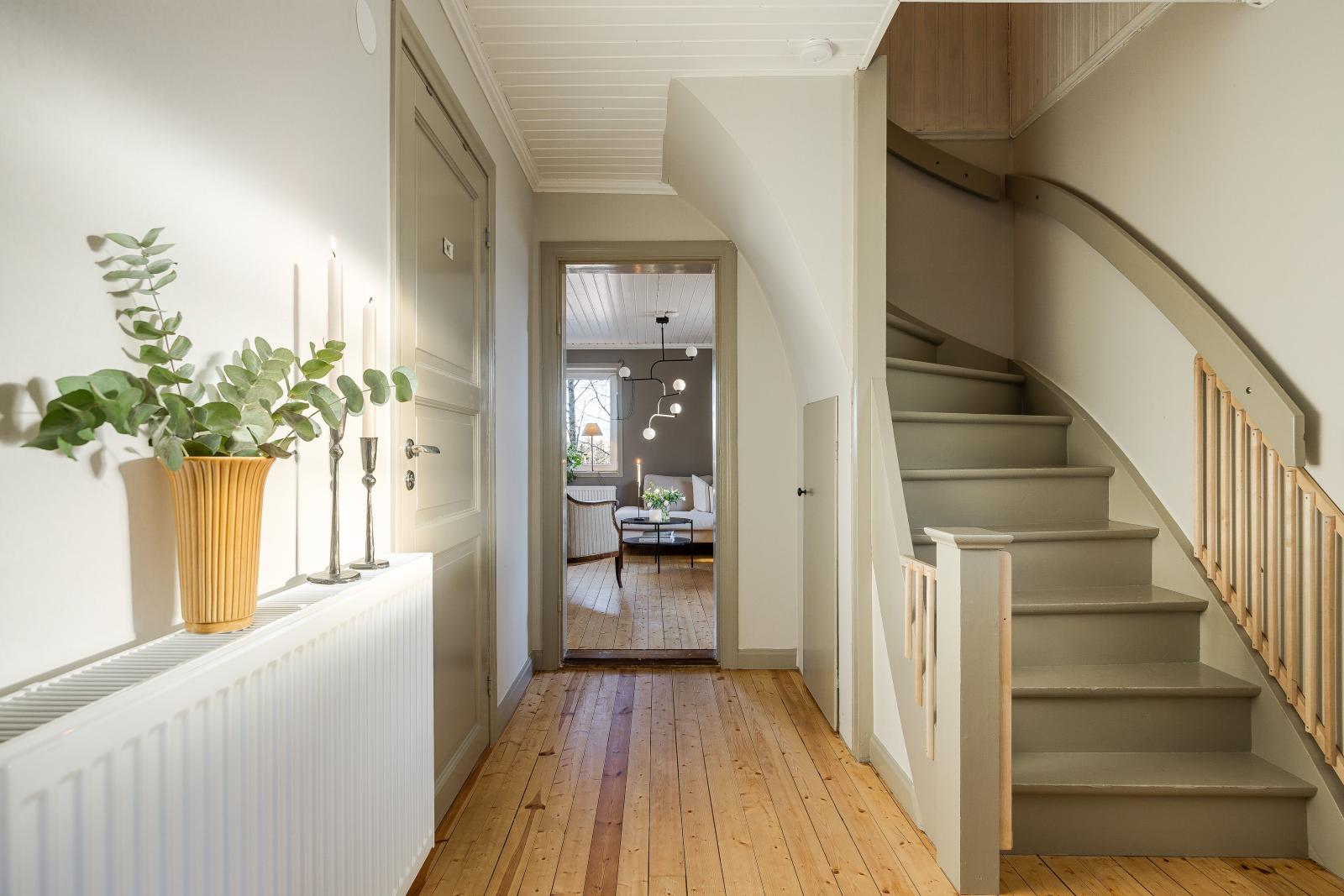 Hallen med trappen till övre planet