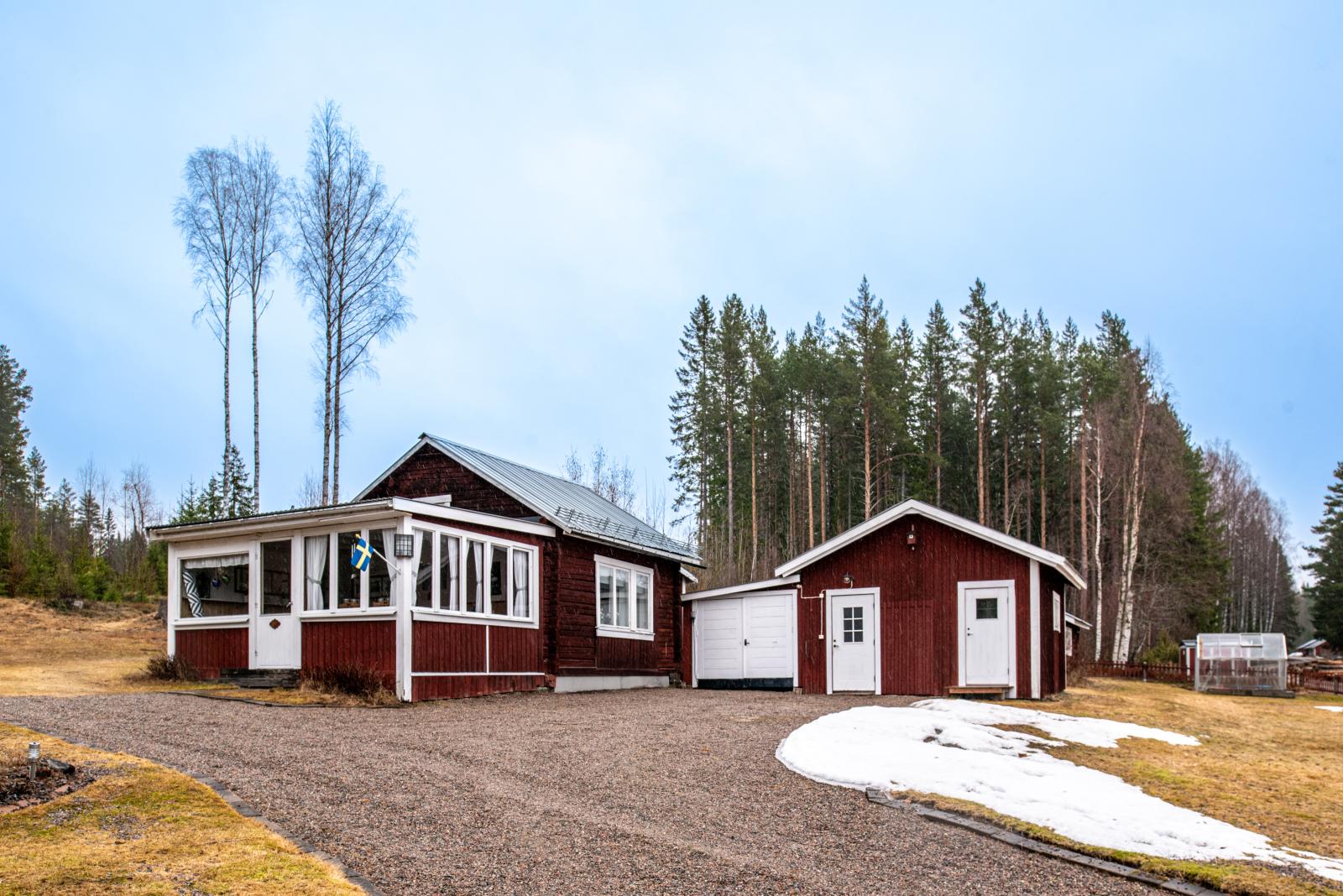 Gästhus/garage och förråd