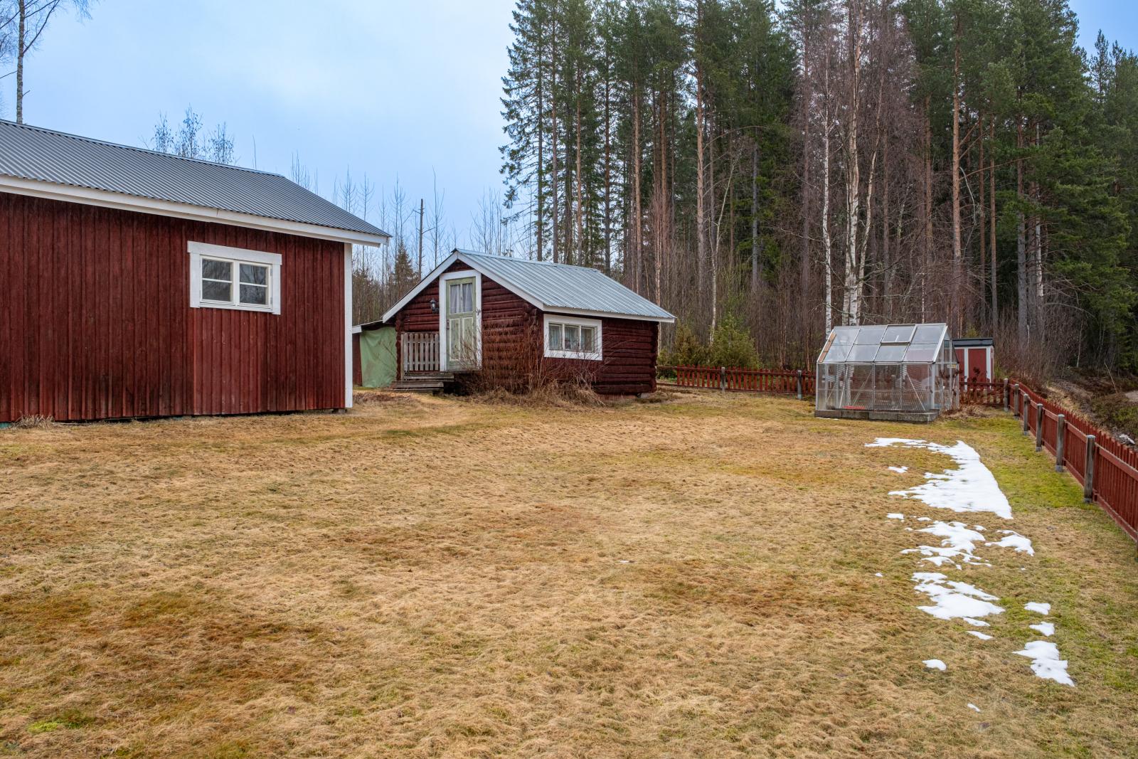 Växthus och förråd/gäststuga