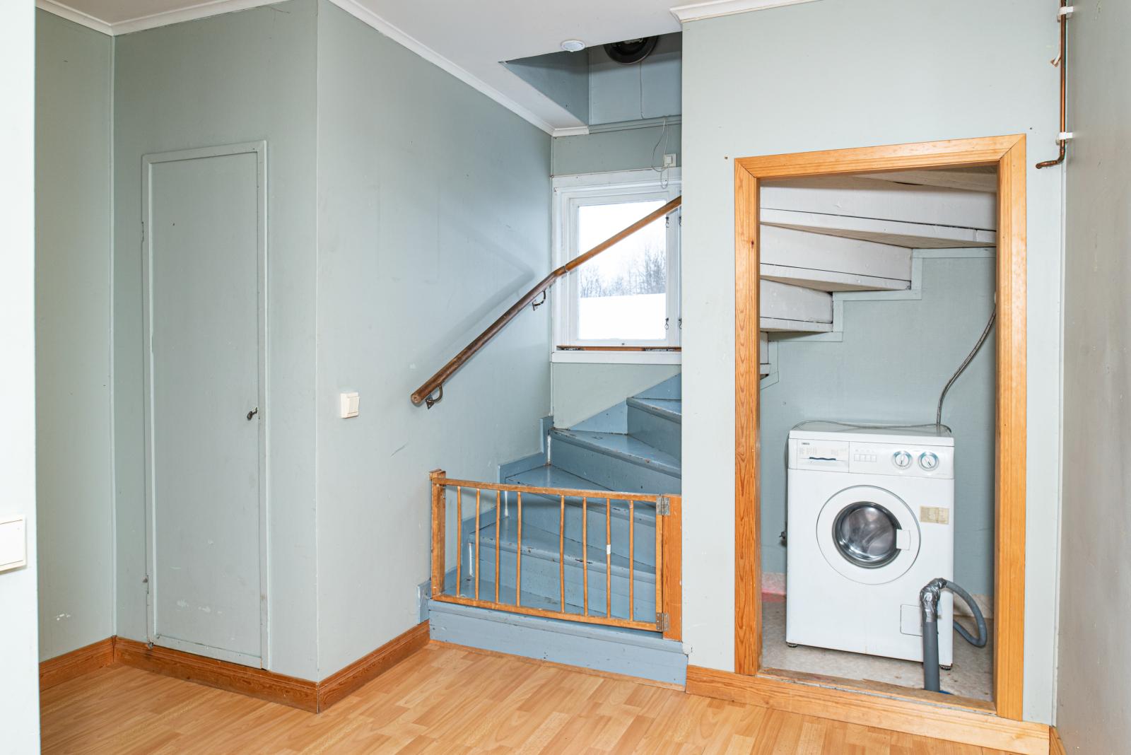 Trappa från hallen till övre våningen