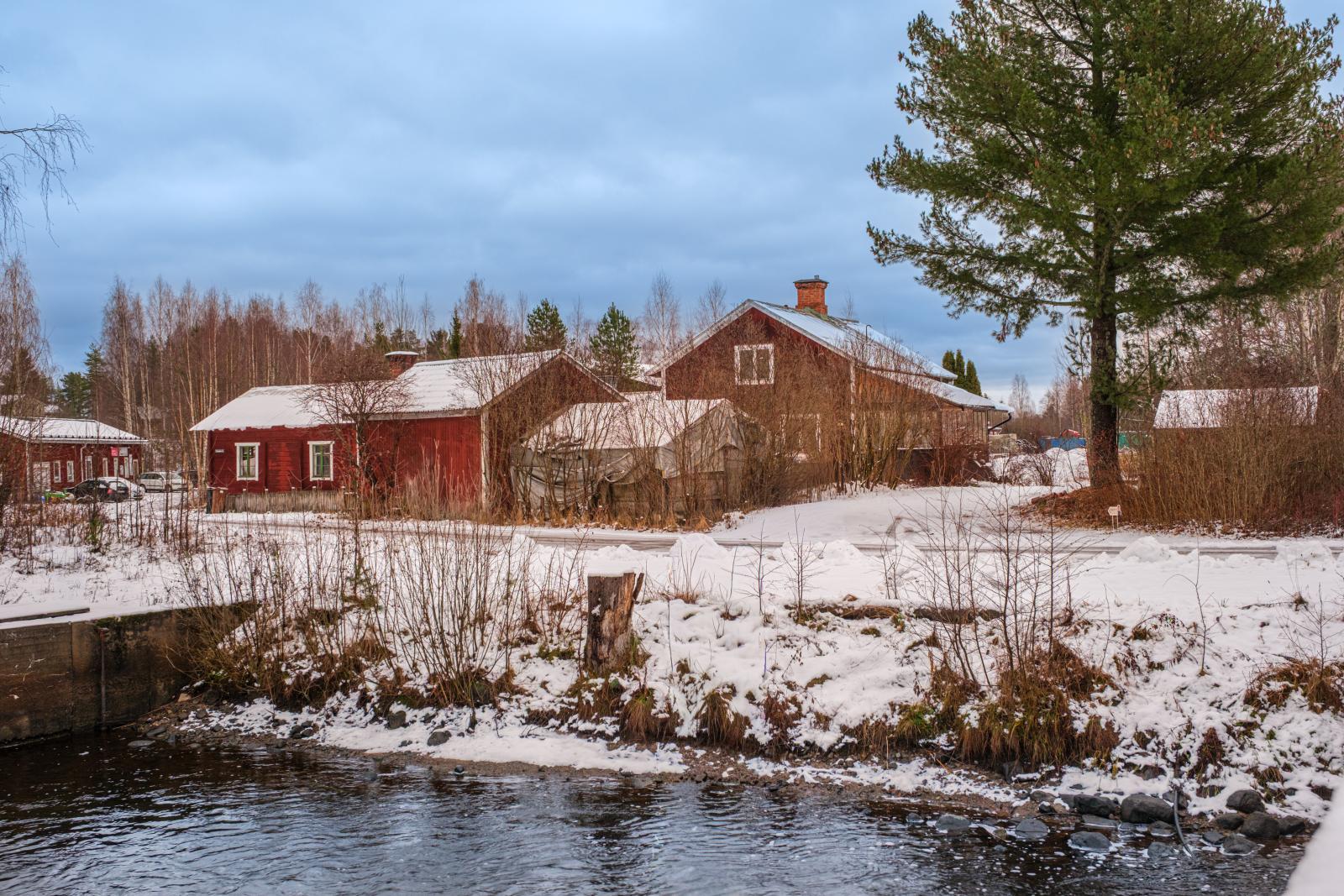 Fastigheten sett från ån
