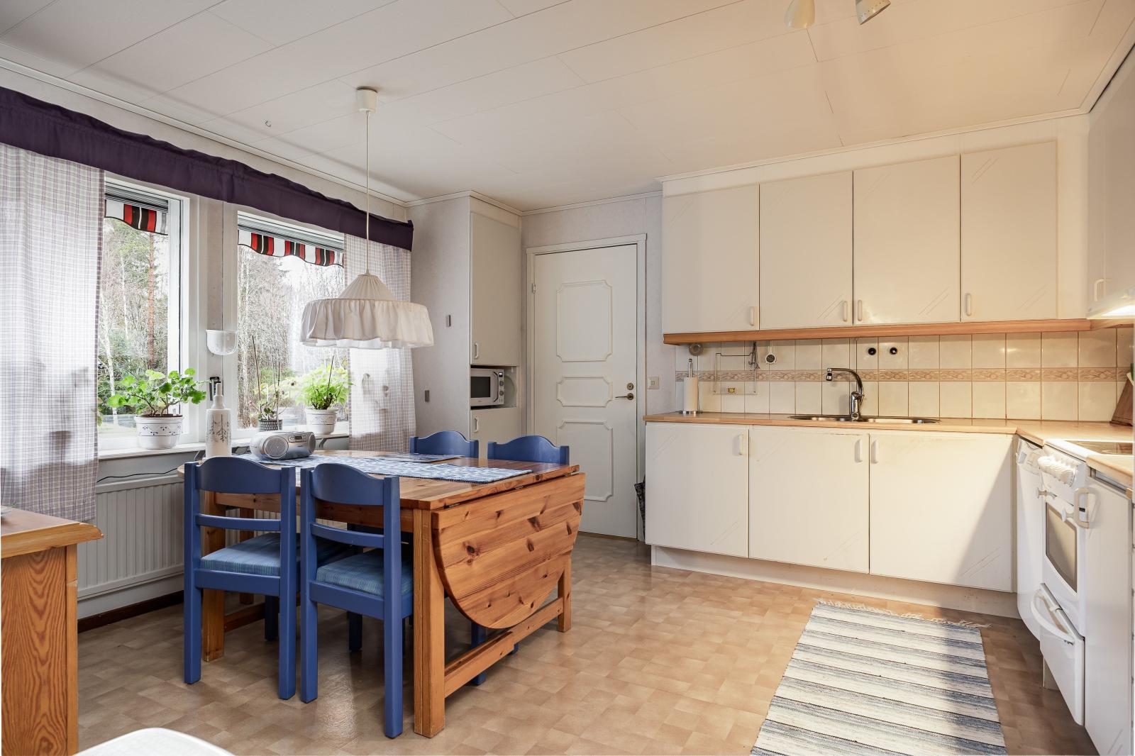 Kök med dörr mot tvättstuga, garage mm