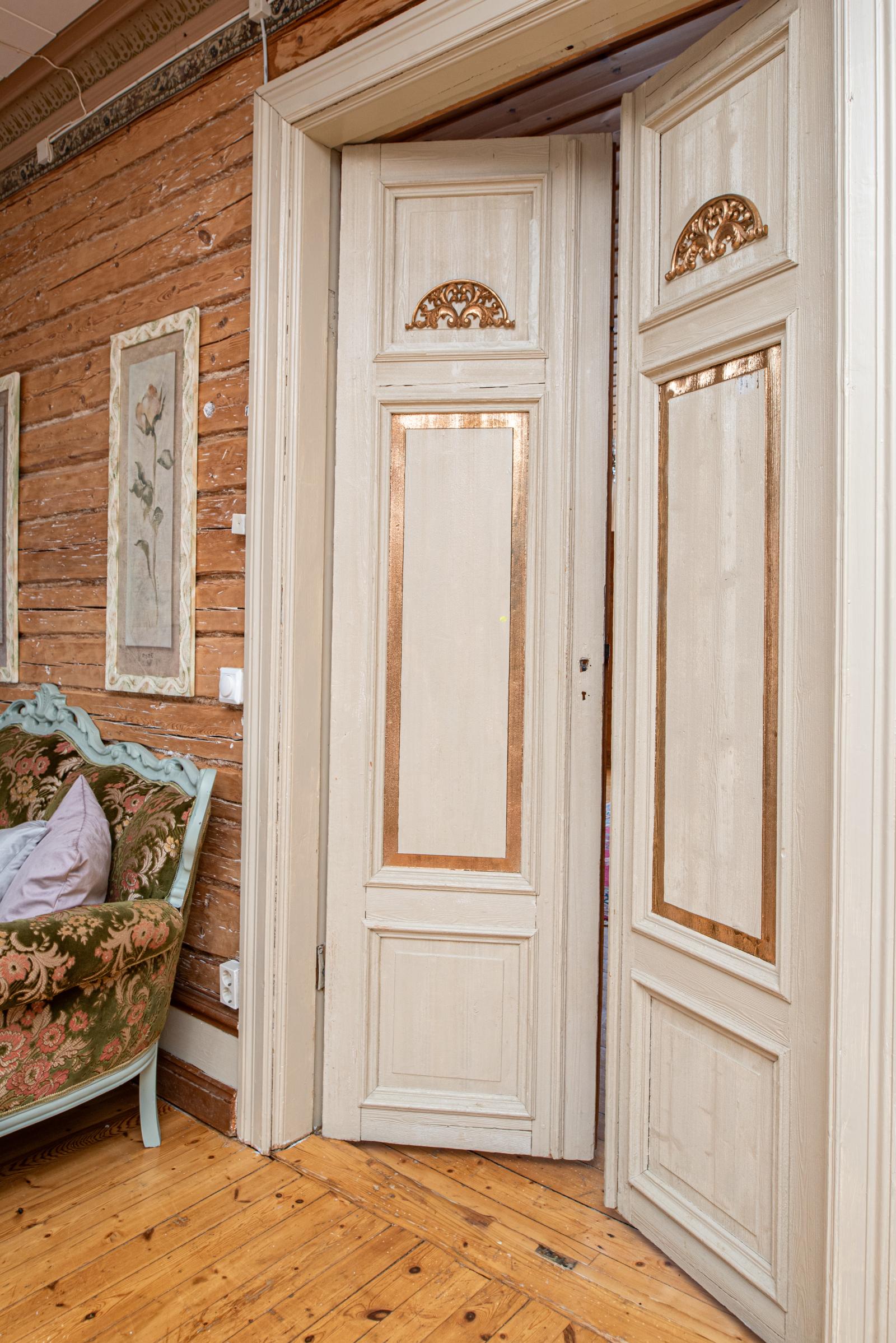 Pardörrar till salen