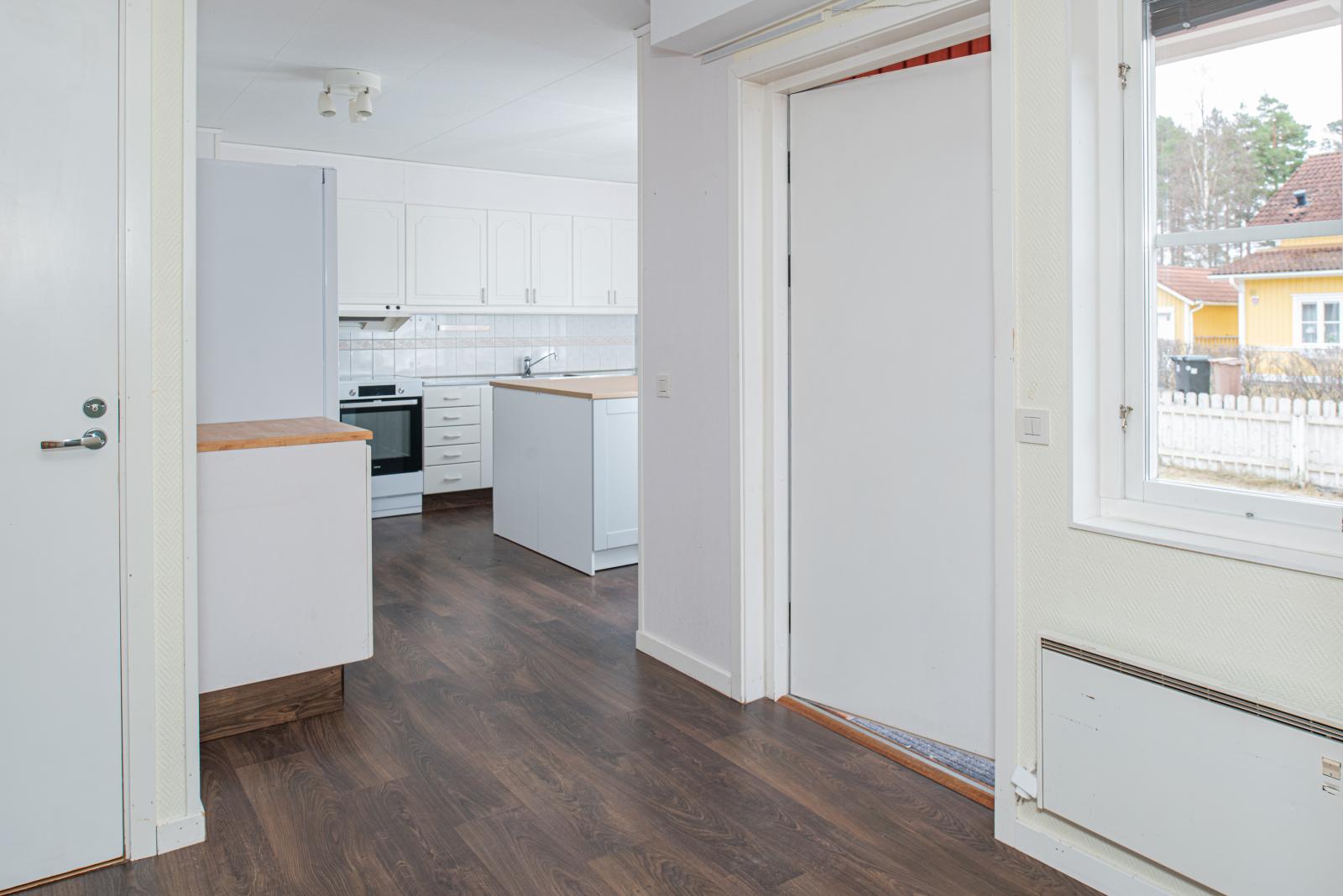 Från entré mot kök