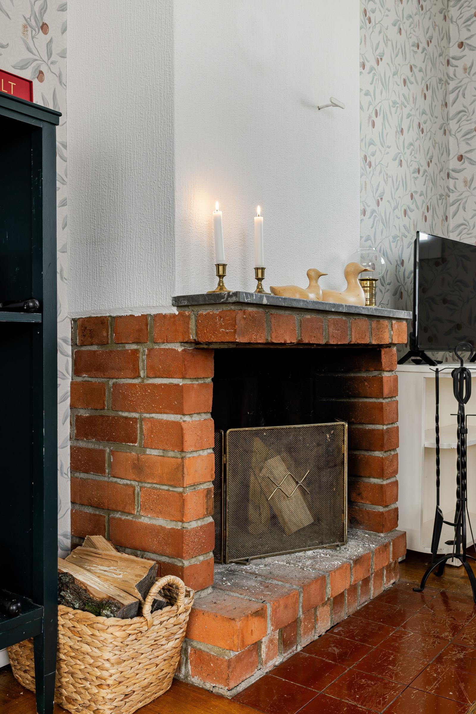 Eldningsbar öppen spis i vardagsrum