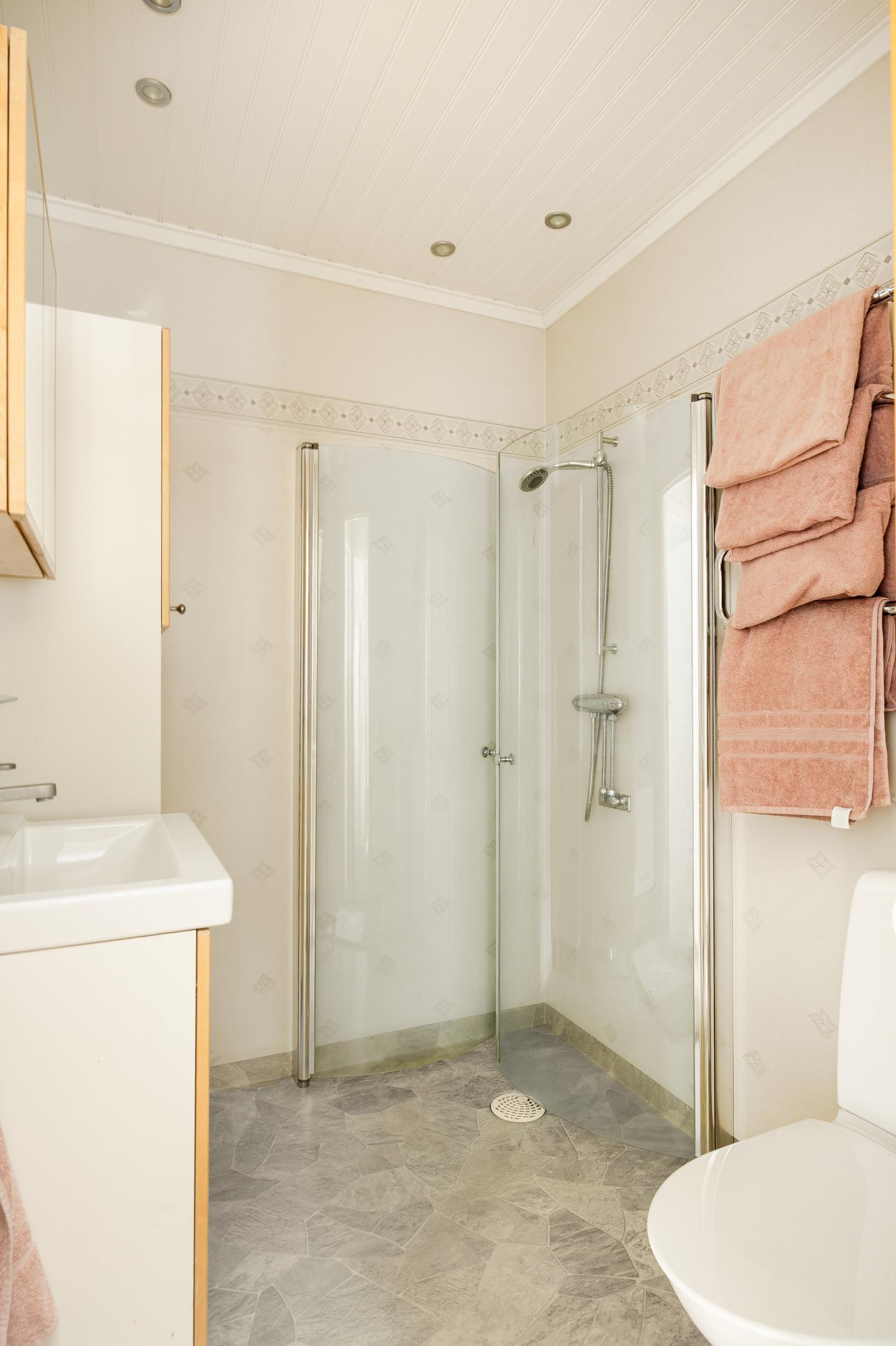 Badrum med duschutrymme