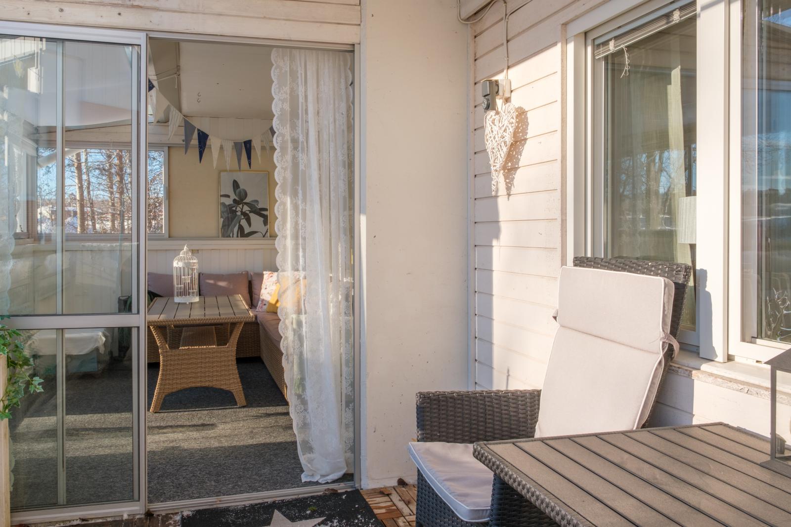 Öppen balkong med tak