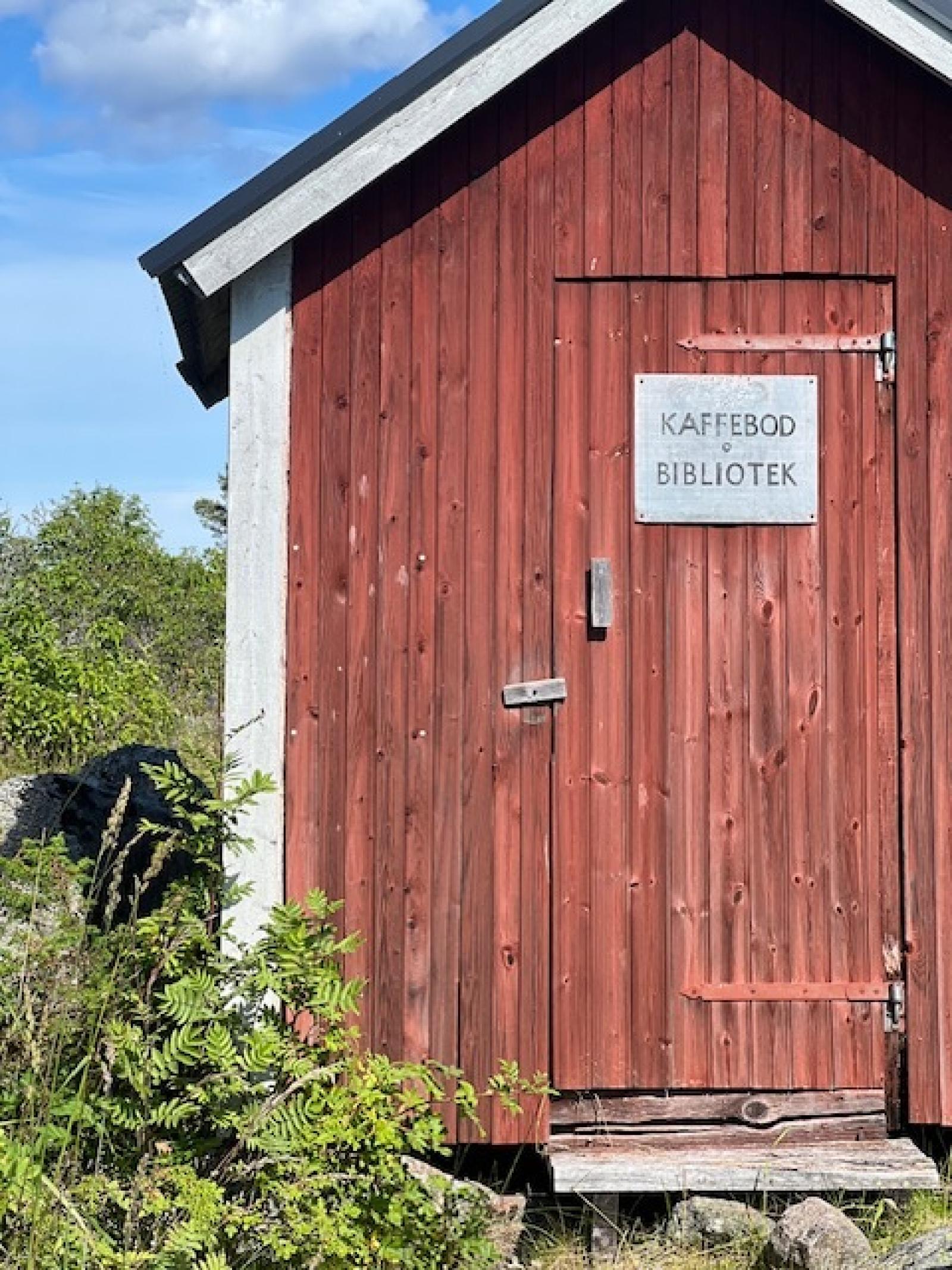 På ön