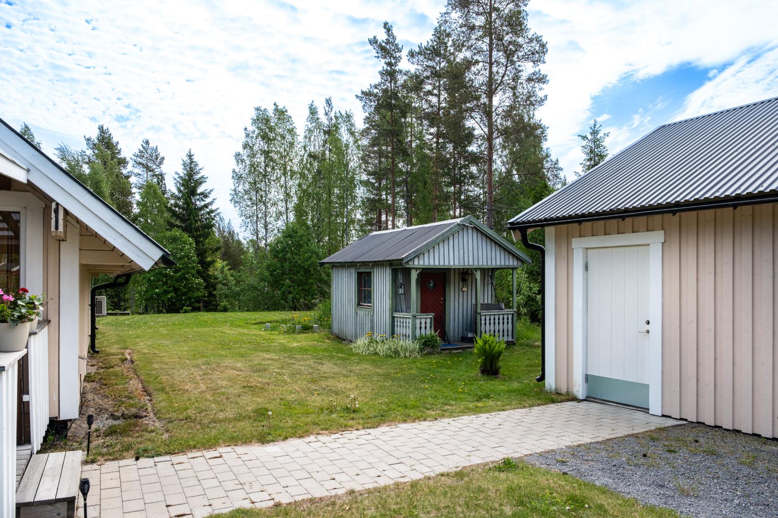 Garage och gäststuga