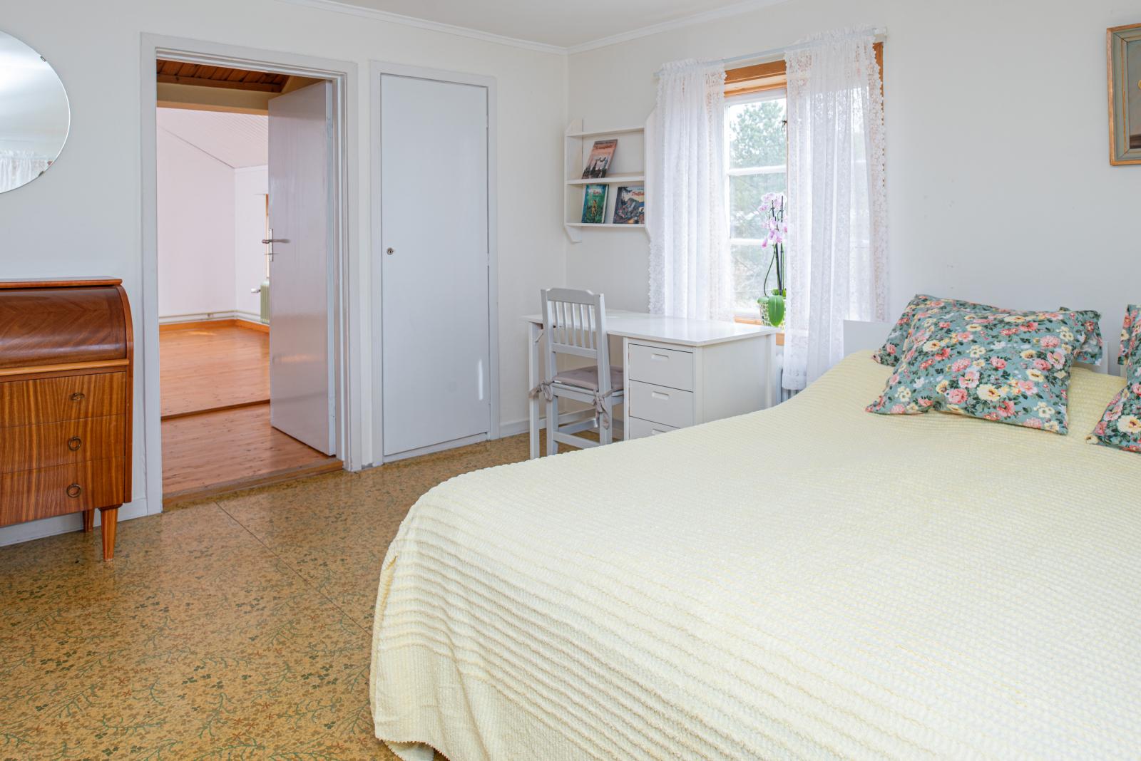 Sovrum med passage till inre rum