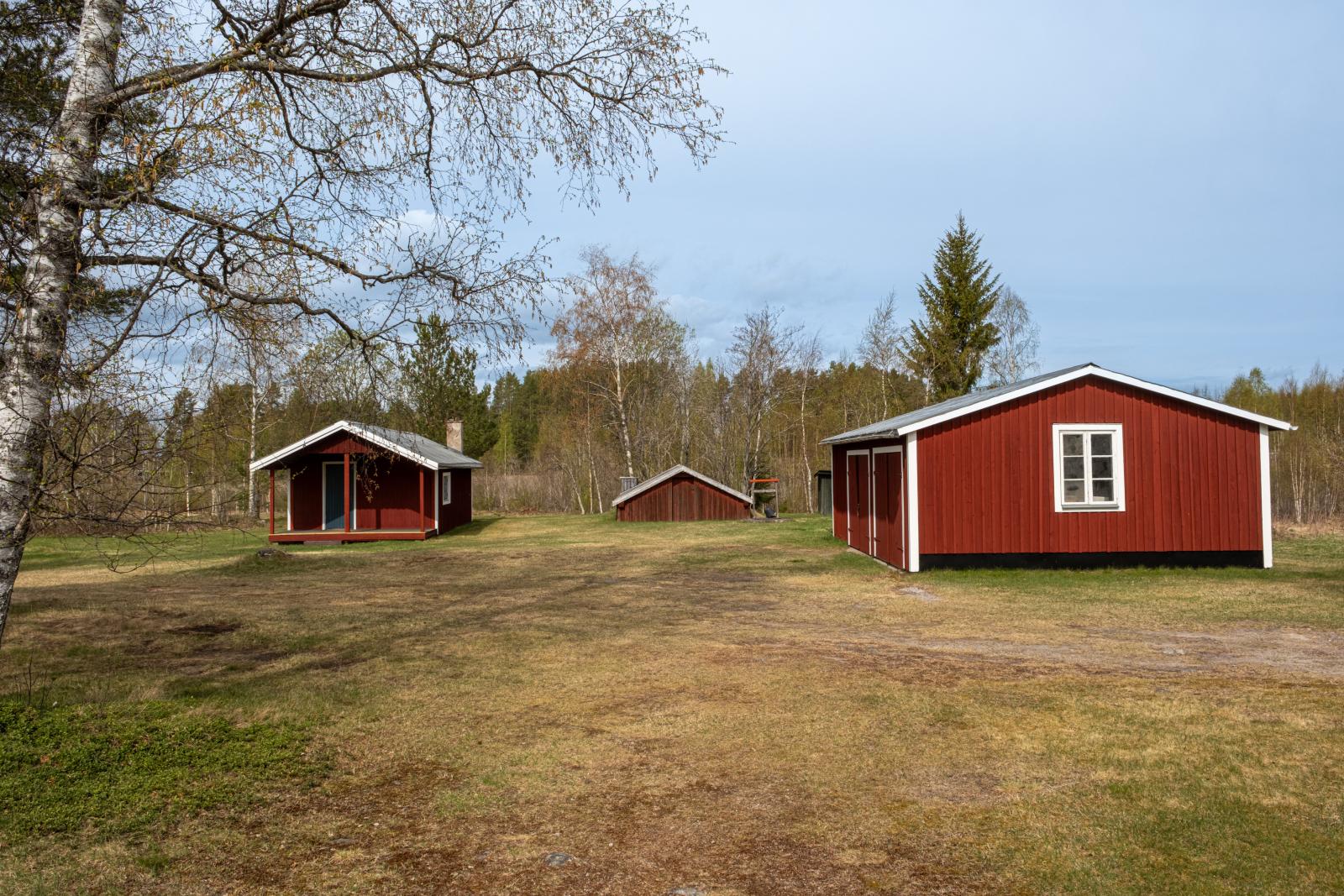 Dubbelgarage och gäststuga