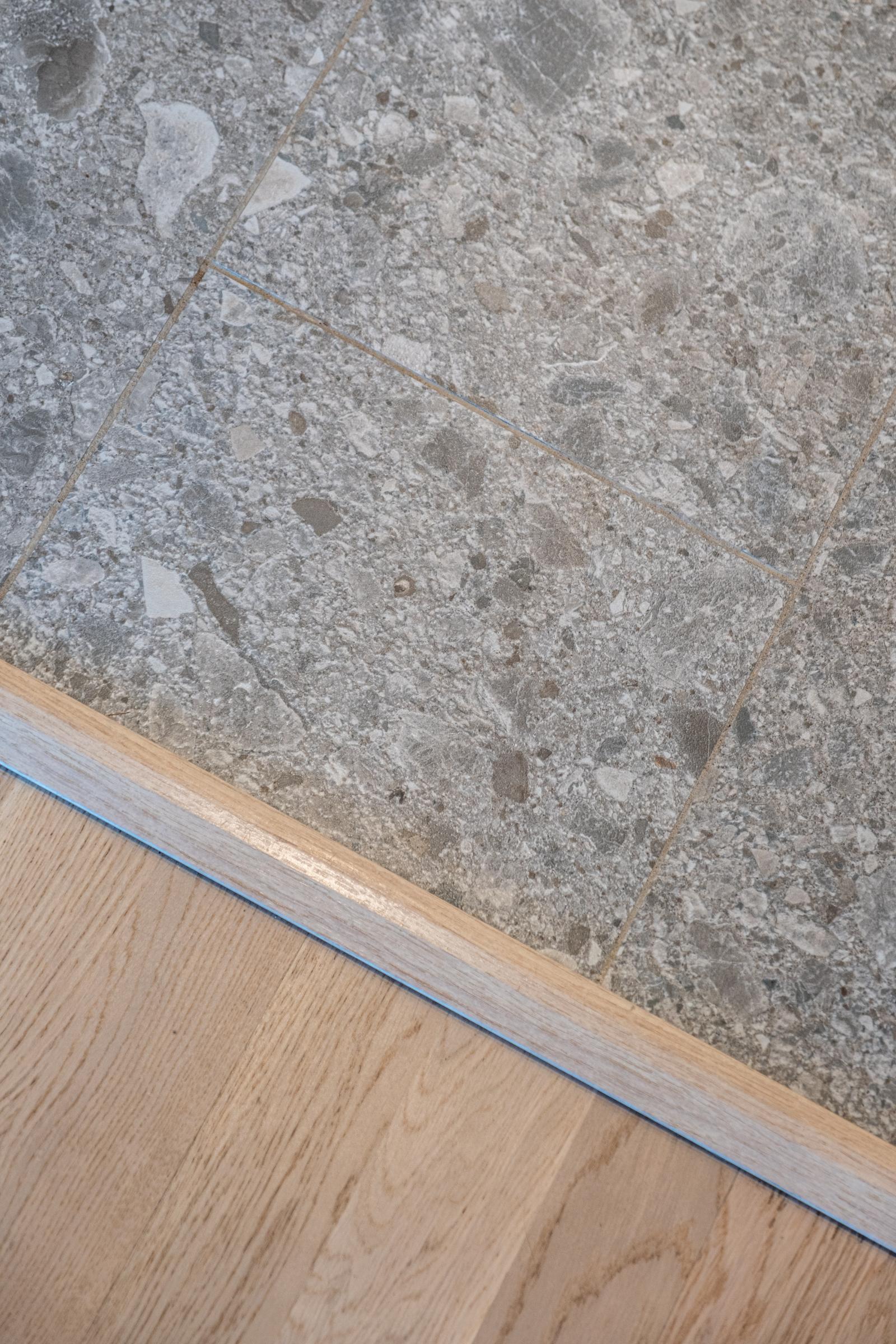 Detalj golv mellan entré/allrum