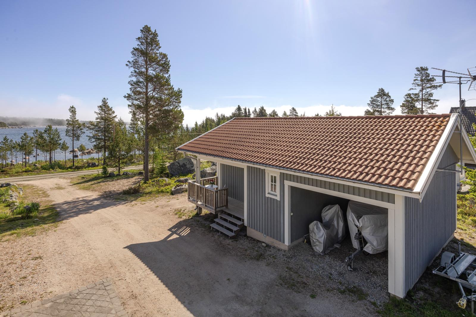 Gästhuset med carport