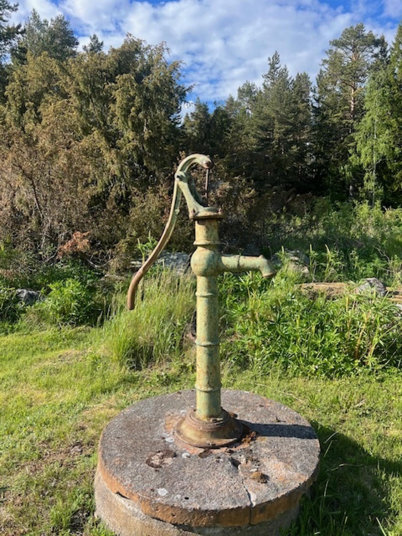 Vattenpumpen med dricksvatten