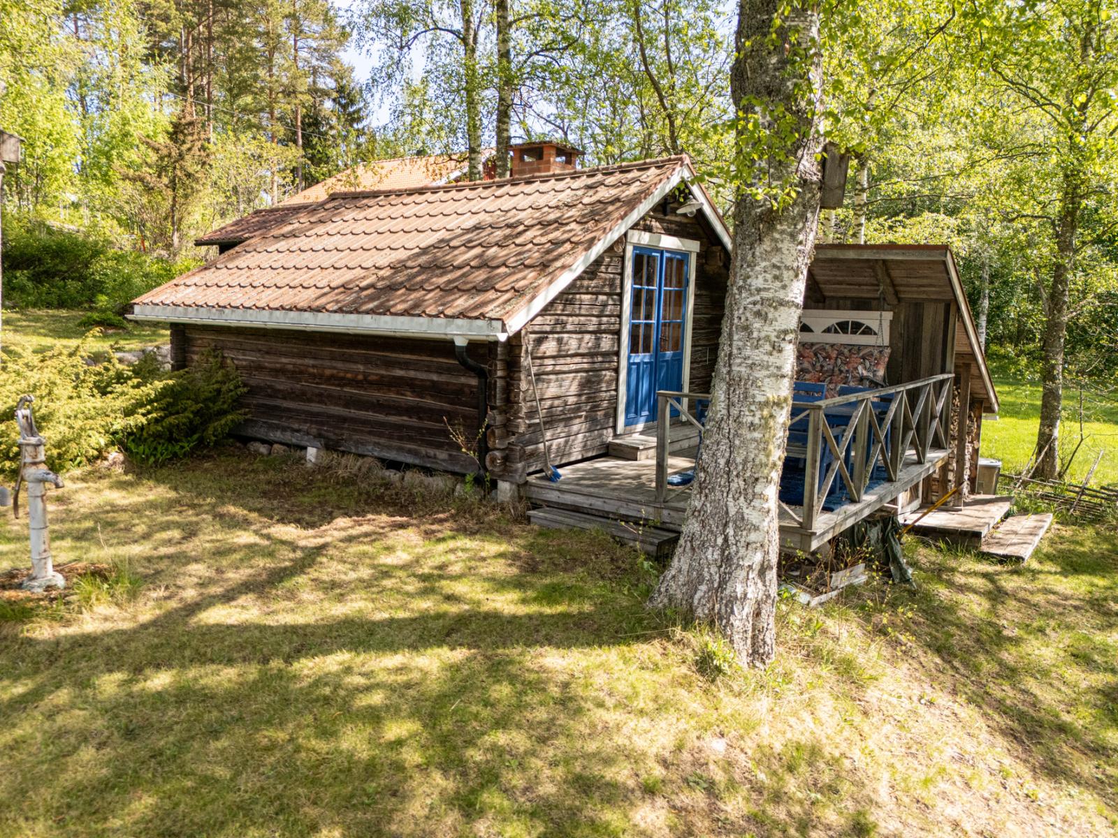 Gäststuga med altan