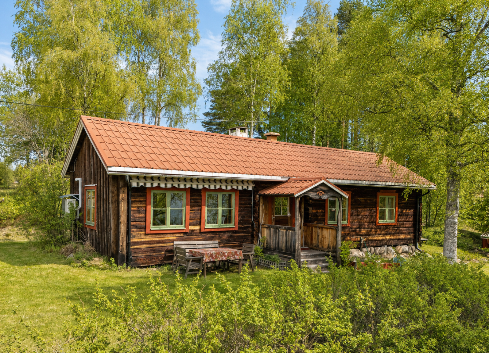 Stugan ligger högt i solen