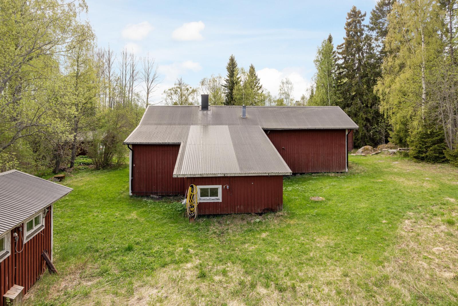 Huset från baksidan, pannrummet ligger i utbyggnaden