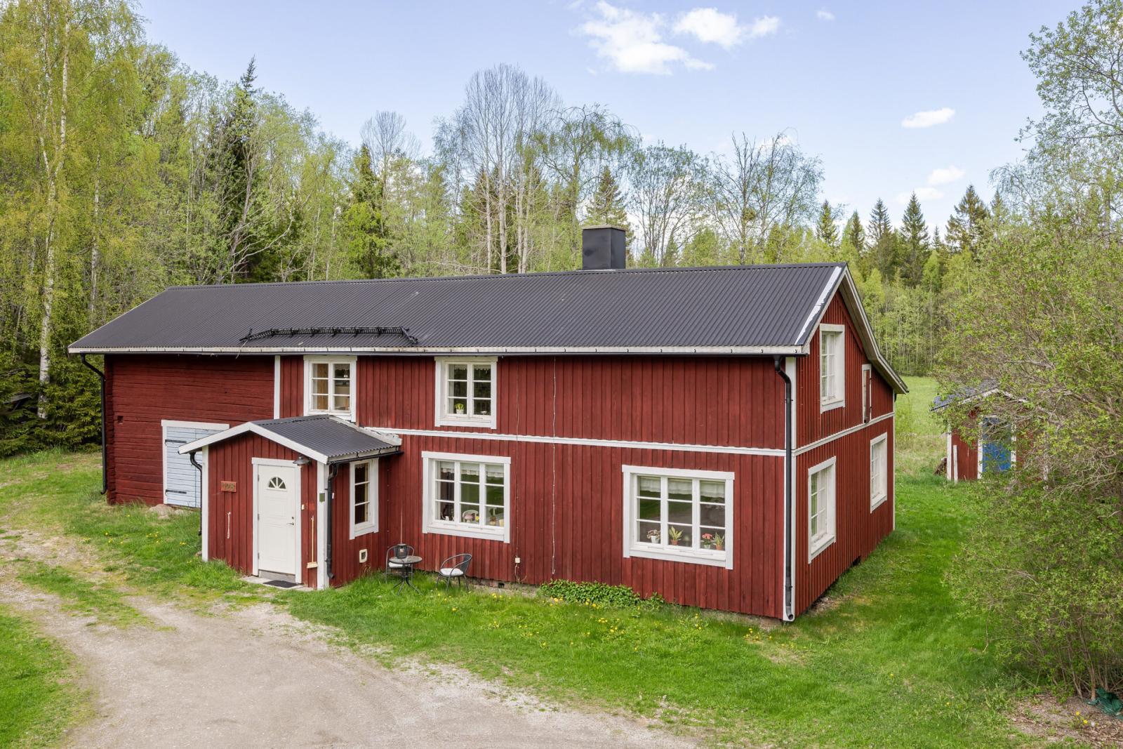 Sista huset efter vägen, med ca 8 000 m2 tomt/mark