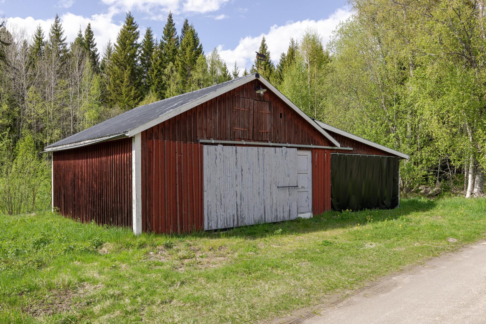 Garage med gjiten platta samt carportdel för tex båt intill