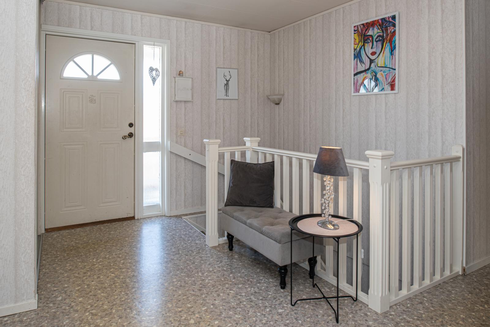 Entré och trappa ner till källarvåningen