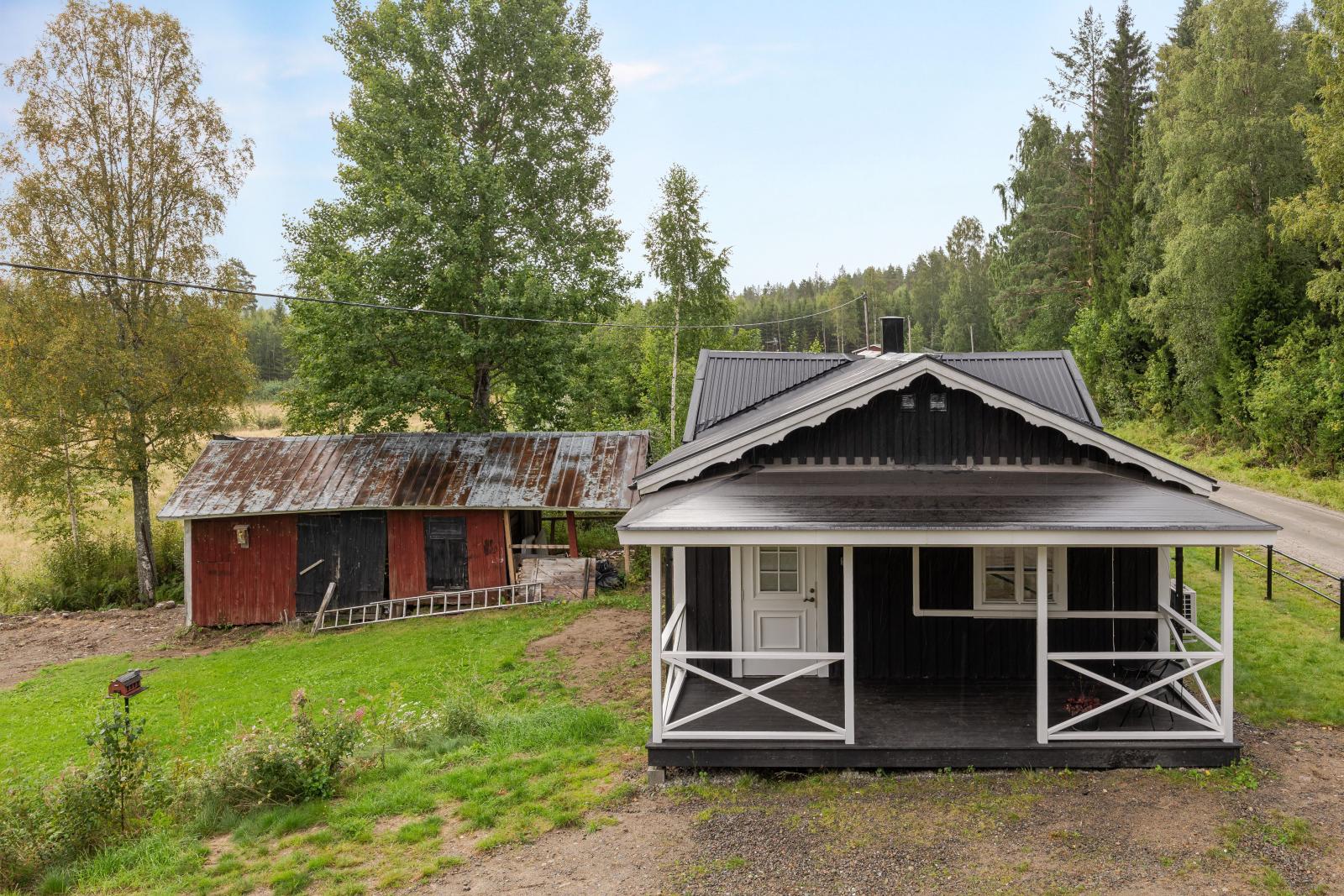 Fristående byggnad intill i sämre skick