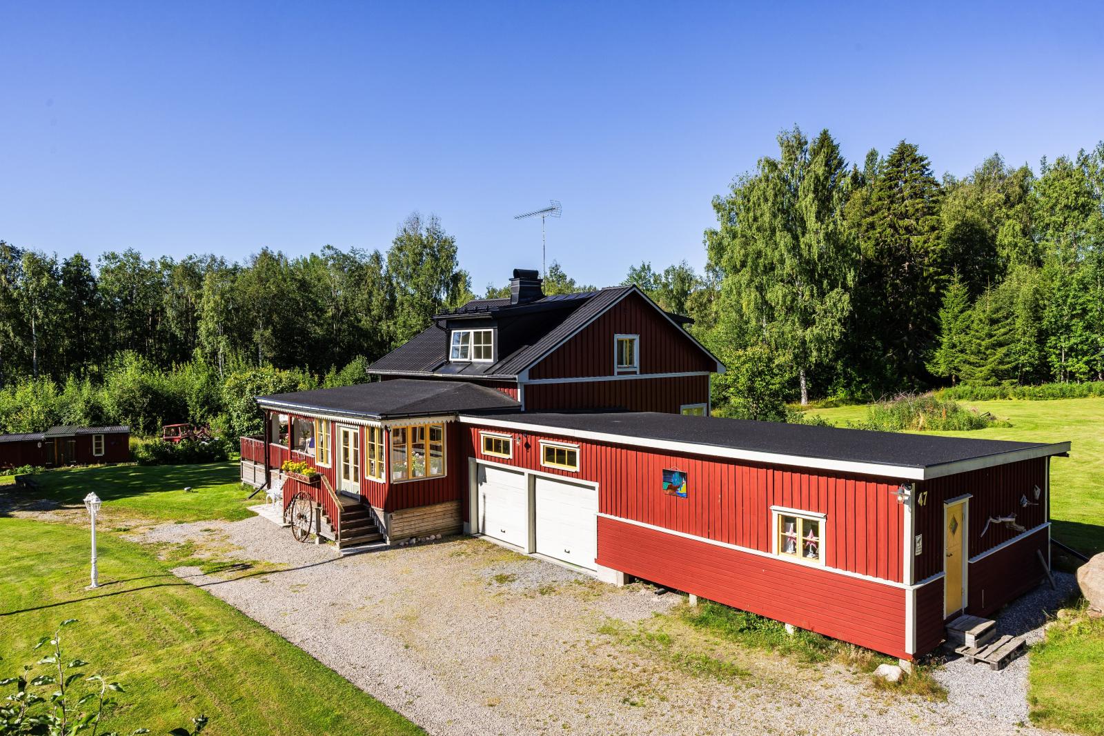 Dubbelgarage och stora utrymmen