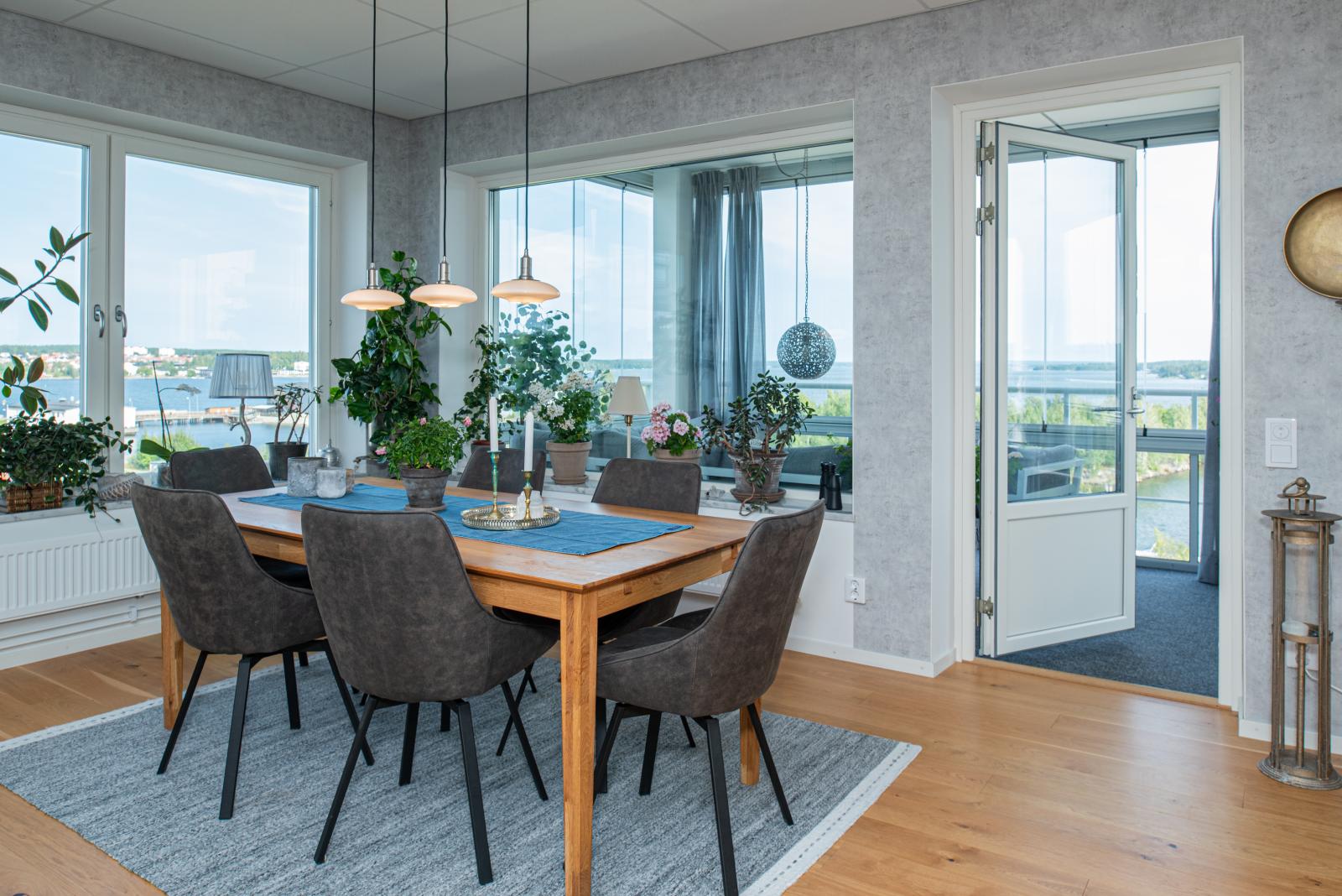 Matplats i köksdelen med utgång mot den inglasade balkonegn 