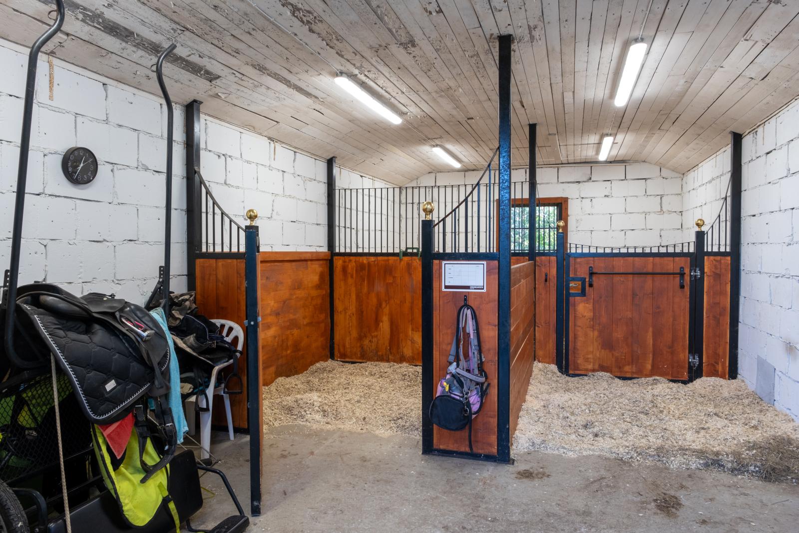 Uthus/förråd/Garage, idag med stallinredning.